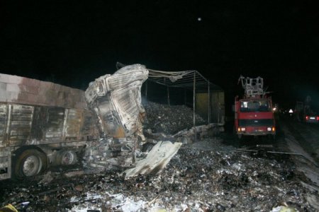Alkollü içecek yüklü TIR, başka bir TIR'a arkadan çarptı: İkisi ağır, 3 yaralı