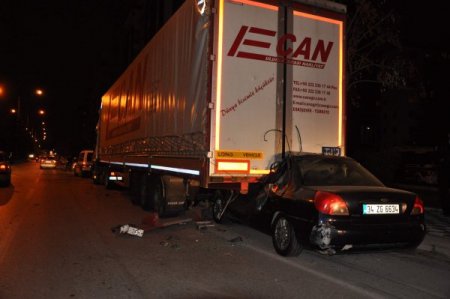 Alkollü sürücünün aracı TIR'ın altına girdi: 2 ölü