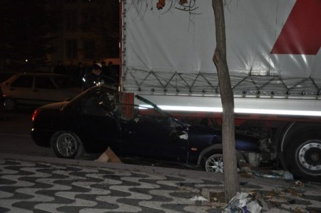 Alkollü sürücünün aracı TIR'ın altına girdi: 2 ölü