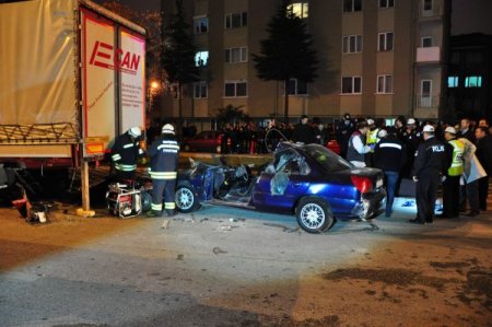 Alkollü sürücünün aracı TIR'ın altına girdi: 2 ölü