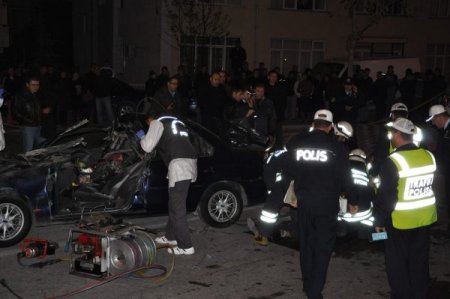 Alkollü sürücünün aracı TIR'ın altına girdi: 2 ölü