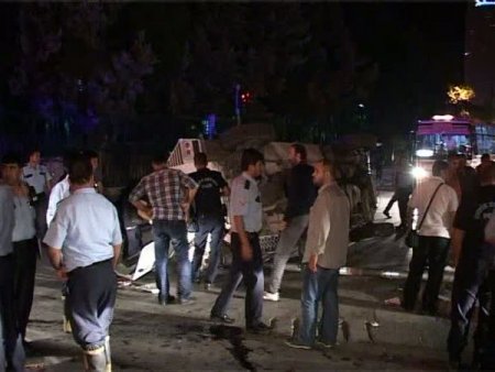 Alkollü sürücünün kullandığı otomobil polis aracına çarptı: 3 yaralı