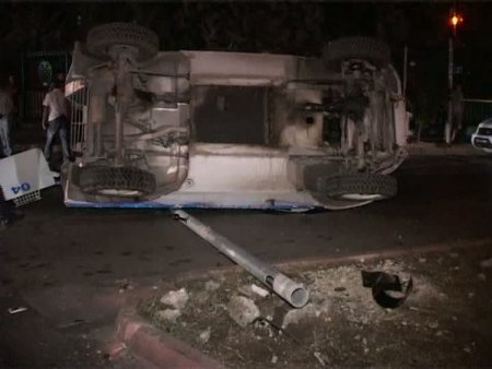 Alkollü sürücünün kullandığı otomobil polis aracına çarptı: 3 yaralı