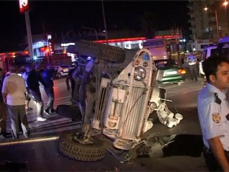 Alkollü sürücünün kullandığı otomobil polis aracına çarptı: 3 yaralı