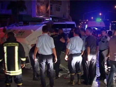 Alkollü sürücünün kullandığı otomobil polis aracına çarptı: 3 yaralı