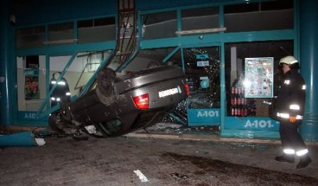 Alkollü Sürücünün Kullandığı Otomobil Süpermarkete Girdi