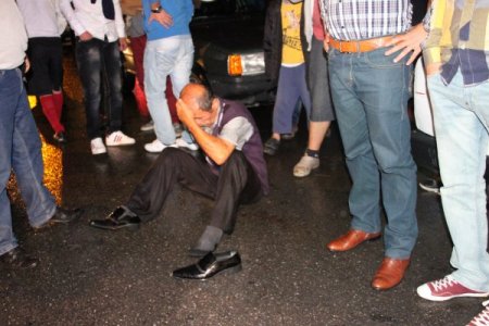 Alkollü vatandaş araca çarpıp yaralandı, sağlıkçılara ve polise fırça attı