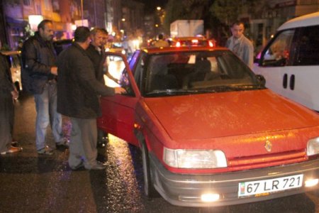 Alkollü vatandaş araca çarpıp yaralandı, sağlıkçılara ve polise fırça attı