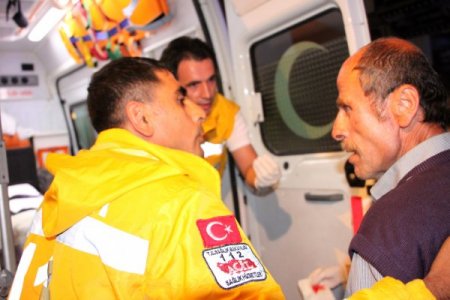 Alkollü vatandaş araca çarpıp yaralandı, sağlıkçılara ve polise fırça attı