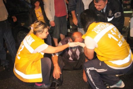 Alkollü vatandaş araca çarpıp yaralandı, sağlıkçılara ve polise fırça attı