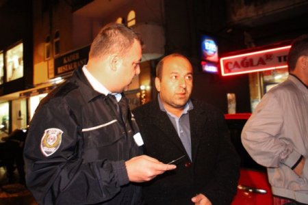 Alkollü vatandaş araca çarpıp yaralandı, sağlıkçılara ve polise fırça attı