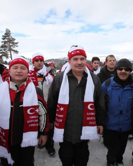 Allahuekber Dağları'nda Binlerce Kişi Şehitlerle Yürüdü