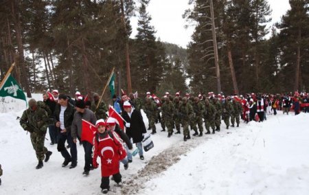 Allahuekber Dağları'nda Binlerce Kişi Şehitlerle Yürüdü
