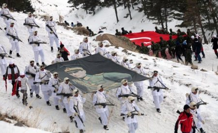 Allahuekber Dağları'nda Binlerce Kişi Şehitlerle Yürüdü