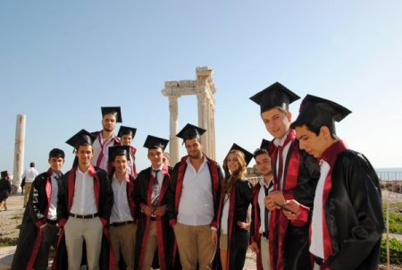 Alman aile, Apollon Tapınağı'nda güneşli havanın keyfini çıkardı