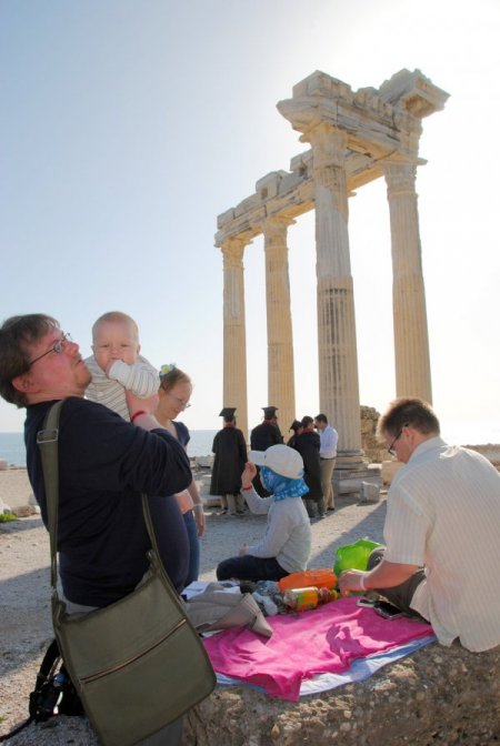 Alman aile, Apollon Tapınağı'nda güneşli havanın keyfini çıkardı