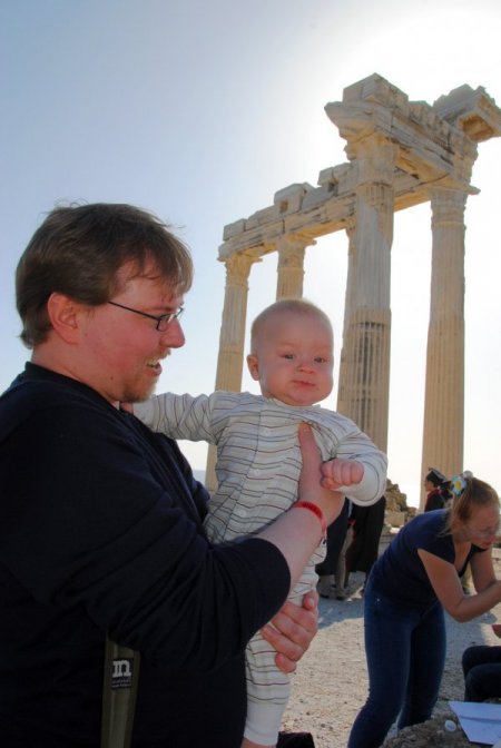 Alman aile, Apollon Tapınağı'nda güneşli havanın keyfini çıkardı