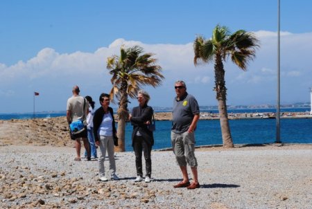 Alman Aile Rüzgarlı Havaya Aldırış Etmeden Side'de Denize Girdi