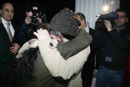 Alman aileye verilen Türk kızı annesine kavuştu (1)