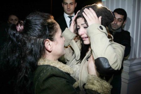 Alman aileye verilen Türk kızı annesine kavuştu (1)