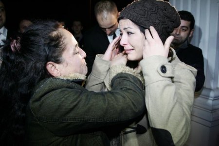 Alman aileye verilen Türk kızı annesine kavuştu (1)