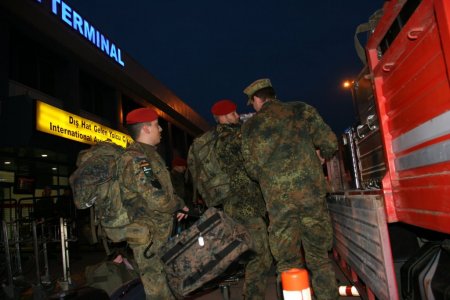 Alman askerler, Afganistan'daki askeri malzemenin sevki için Trabzon'da