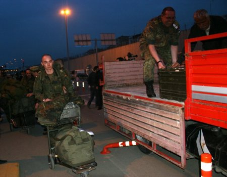 Alman askerler, Afganistan'daki askeri malzemenin sevki için Trabzon'da