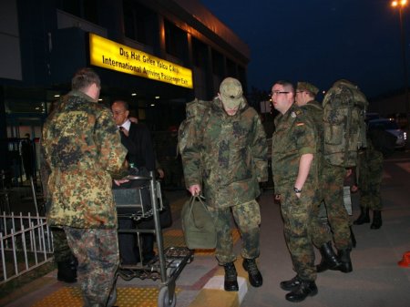 Alman askerler, Afganistan'daki askeri malzemenin sevki için Trabzon'da