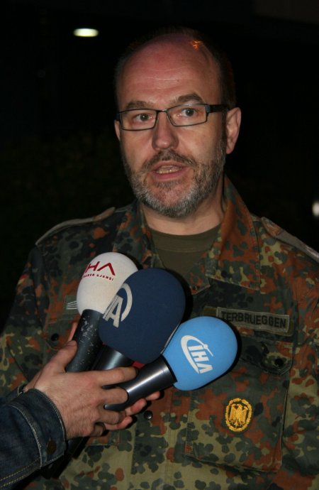 Alman askerler, Afganistan'daki askeri malzemenin sevki için Trabzon'da