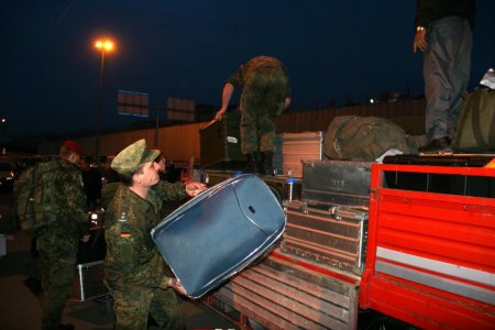 Alman askerler, Afganistan'daki askeri malzemenin sevki için Trabzon'da