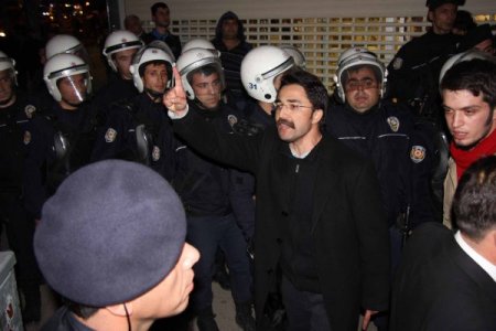 Alman askerlerin başına çuval geçirmek istediler