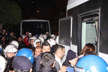 Alman askerlerin başına çuval geçirmek istediler