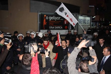 Alman askerlerin başına çuval geçirmek istediler