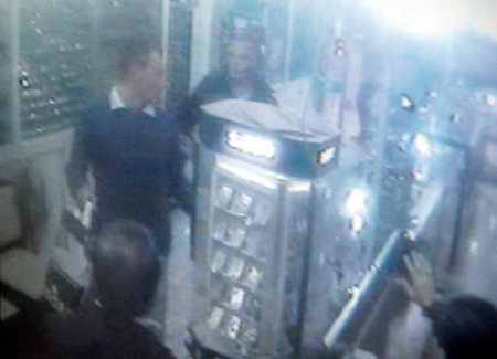 Alman askerlerin başlarına çuval geçirme girişimi güvenlik kamerasında