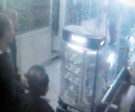 Alman askerlerin başlarına çuval geçirme girişimi güvenlik kamerasında