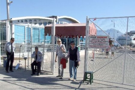 Alman Gemi Alanya'ya 564 Yolcu Getirdi