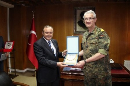 Alman komutandan Vali Kızılcık'a ziyaret