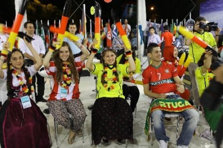 Alman öğrenciler şampiyonluk maçını kardeşçe izledi