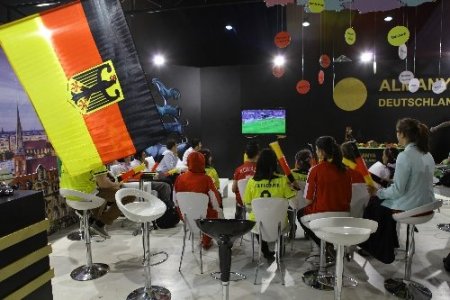 Alman öğrenciler şampiyonluk maçını kardeşçe izledi