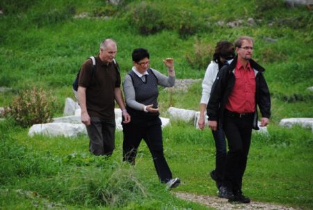 Alman turistler, Noel tatili bitimi öncesi antik kentte yürüyüş yaptı