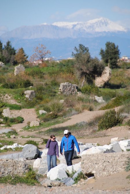 Alman turistler, soğuk havaya aldırış etmeden yürüyüş yaptı