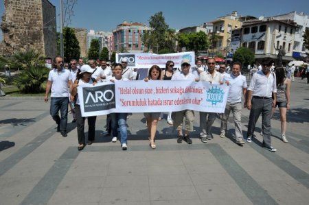 Almanca Rehberler, Şartları Düzeltilene Kadar İş Bırakacak