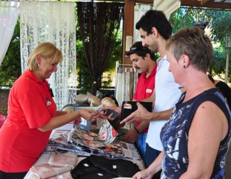 Almanlar, görme engelli Zahide için kermes düzenledi