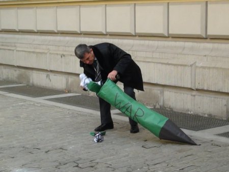 Almanya Başkonsolosluğu’nda füzeli eylem