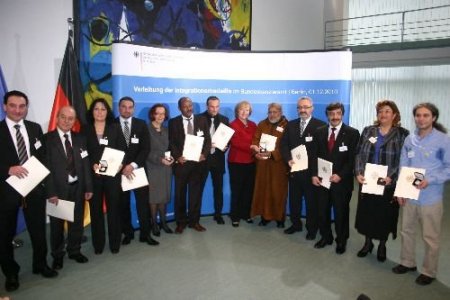 Almanya Uyum Bakanı Böhmer'den 4 Türk'e Uyum Madalyası