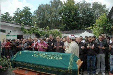 Almanya’da ‘intihar Etti’ Denilen Türk Genci Toprağa Verildi