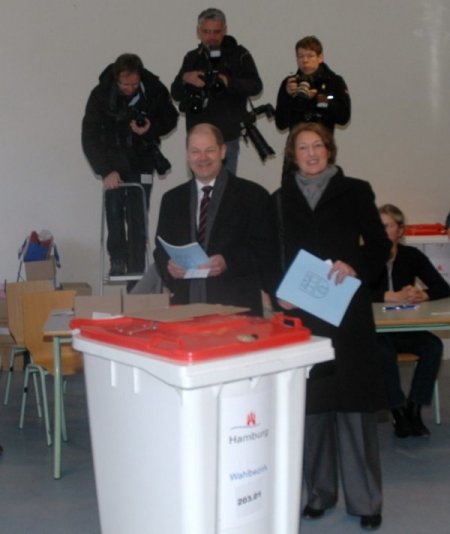 Almanya’da “süper Seçim Yılı” Olarak Kabul Edilen 2011’in İlk Seçimi Hamburg’ta Başladı