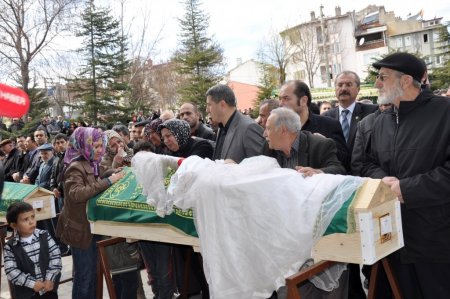 Almanya'da yangında ölen aile, gözyaşları içinde toprağa verildi