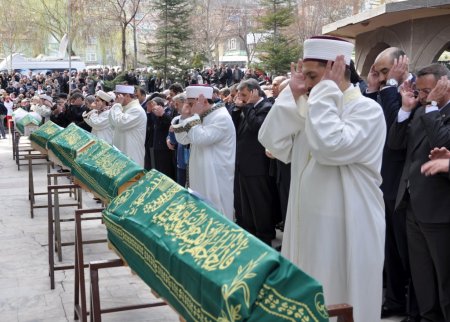 Almanya'da yangında ölen aile, gözyaşları içinde toprağa verildi