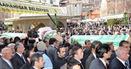 Almanya'da yangında ölen aile, gözyaşları içinde toprağa verildi